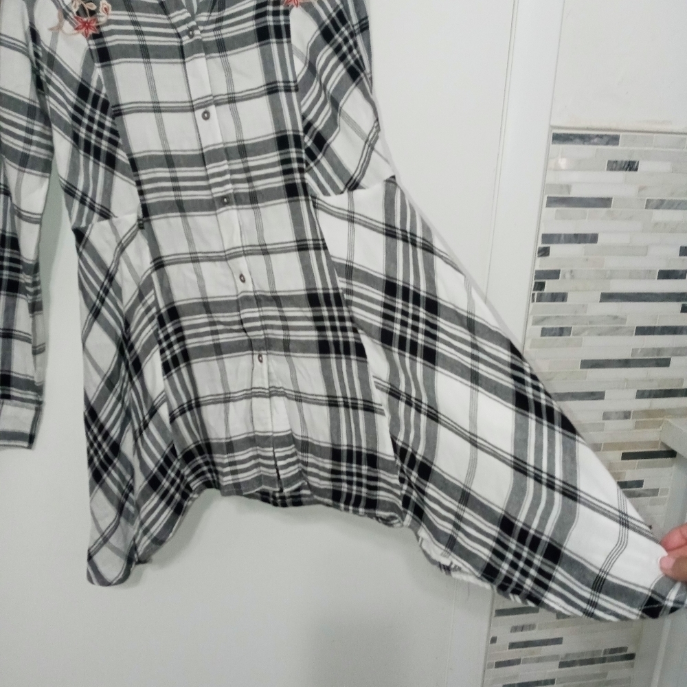 Code Bleu Long Sleeve Plaid Button Down Floral Em… - image 3